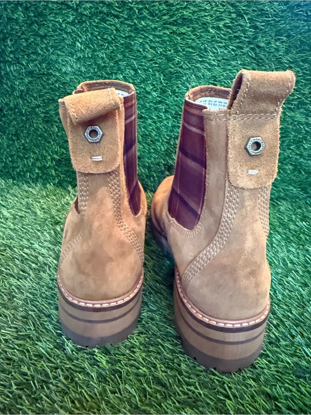 Timberland woman Tan Suede Chelsea Boots - Classic Slip-On Style size 6.5
